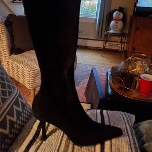 STUART WEITZMAN PULL ON SUEDE BOOTS. BOOTIFUL